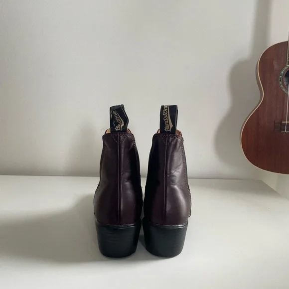 Blundstone Chelsea Boots in Deep Wine - Picture 4 of 7